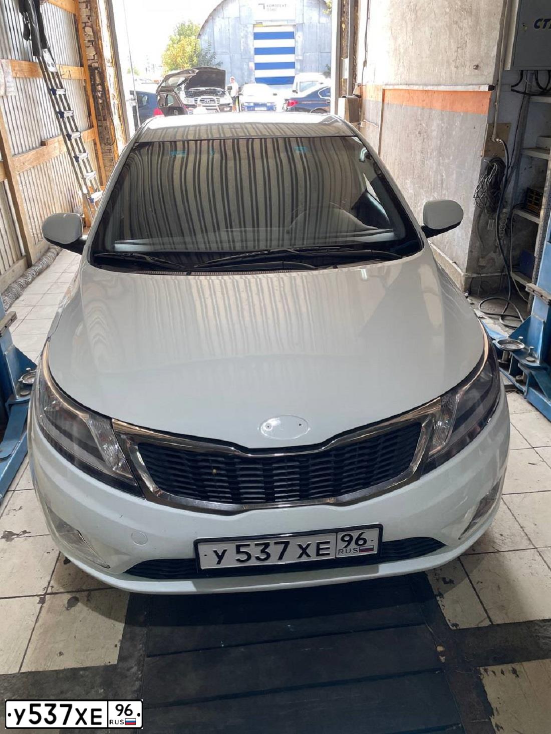 Фото автомобиля KIA RIO, 2012 — госномер У537ХЕ96. Цвет: БЕЛЫЙ