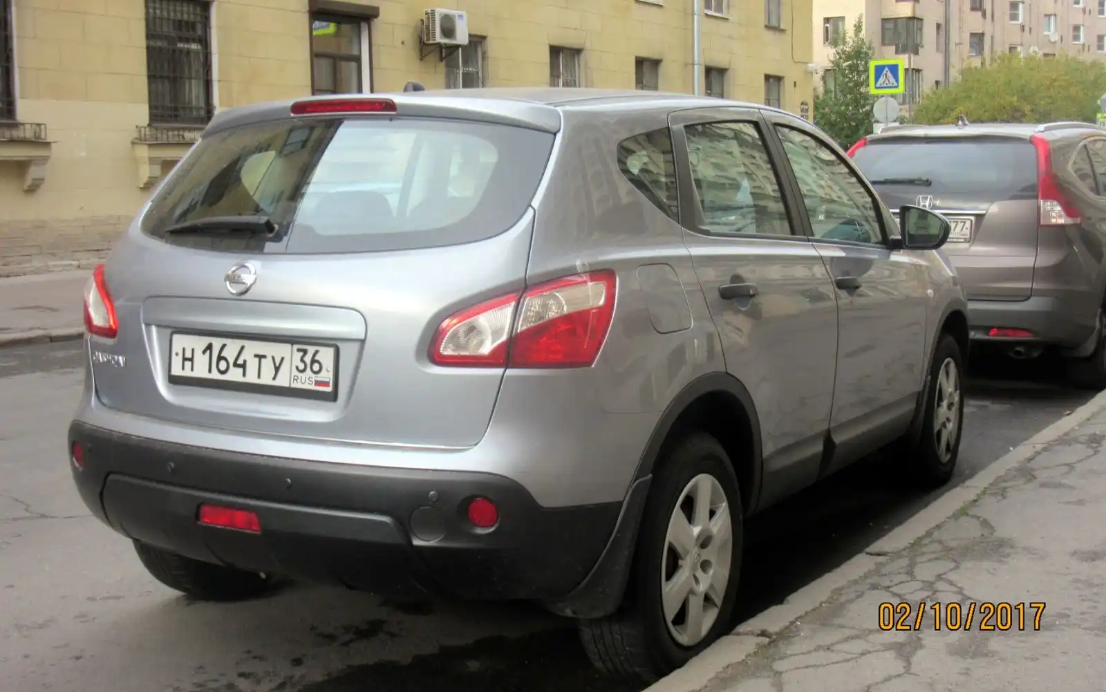 Фото автомобиля NISSAN QASHQAI, 2011 — госномер Н164ТУ36. Цвет: ОРАНЖЕВЫЙ