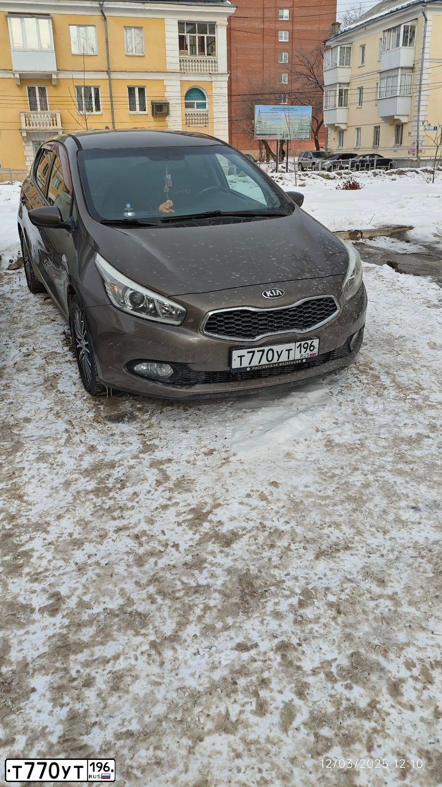 Фото автомобиля KIA CEE'D, 2014 — госномер Т770УТ196. Цвет: КОРИЧНЕВЫЙ