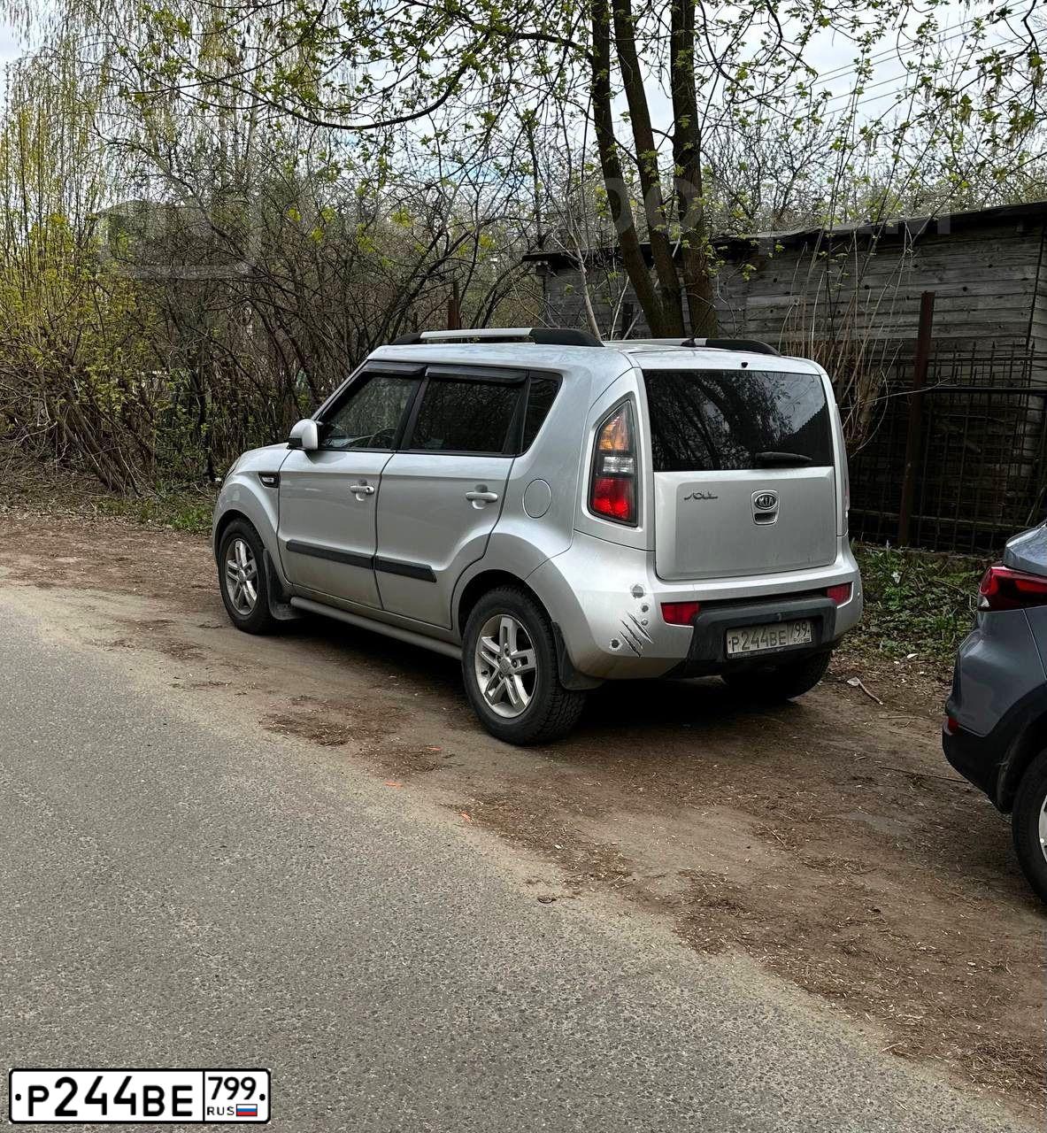 Фото автомобиля KIA SOUL, 2010 — госномер Р244ВЕ799. Цвет: СЕРЕБРИСТЫЙ