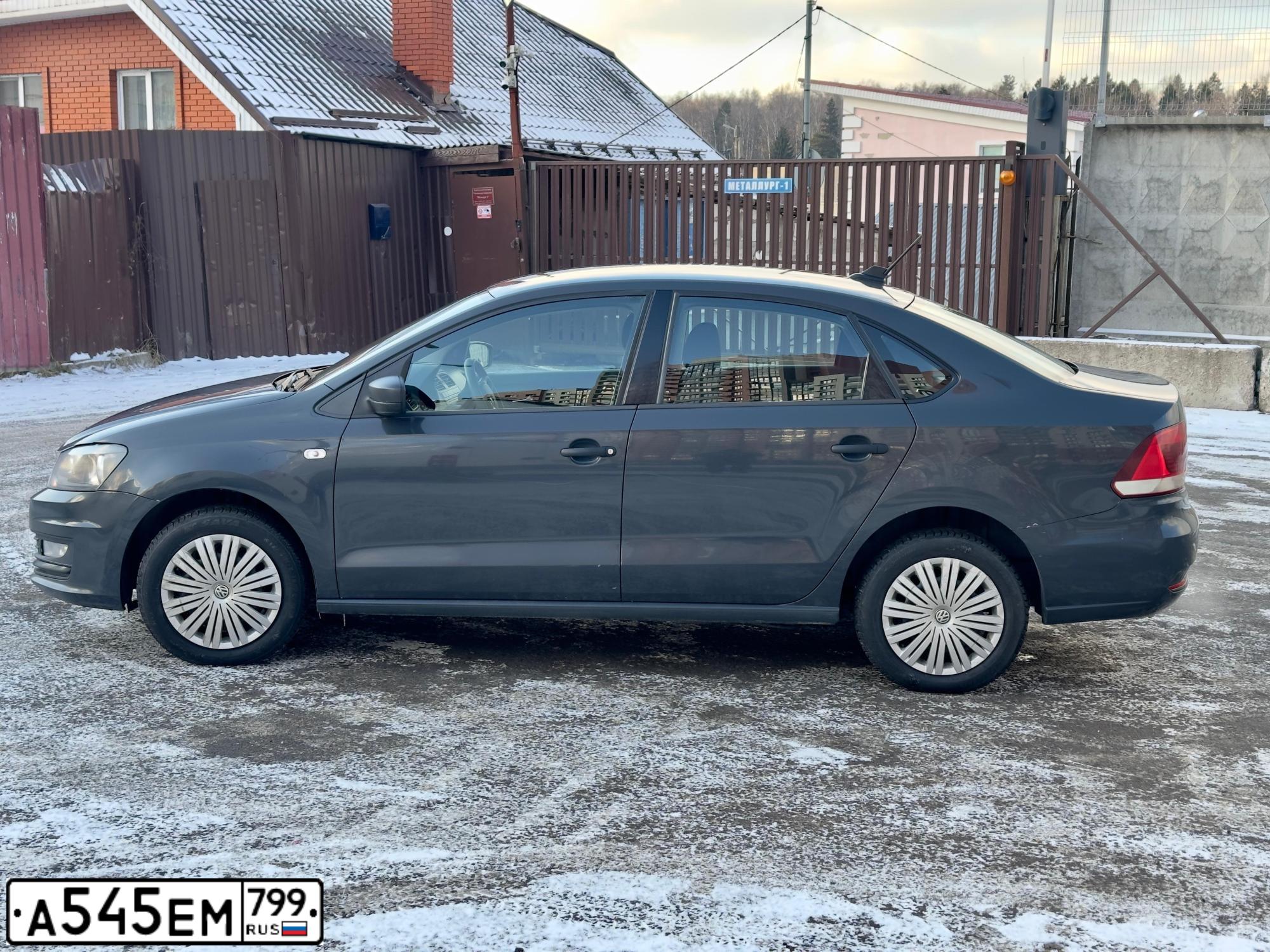 Фото автомобиля VOLKSWAGEN POLO, 2018 — госномер А545ЕМ799. Цвет: Серый