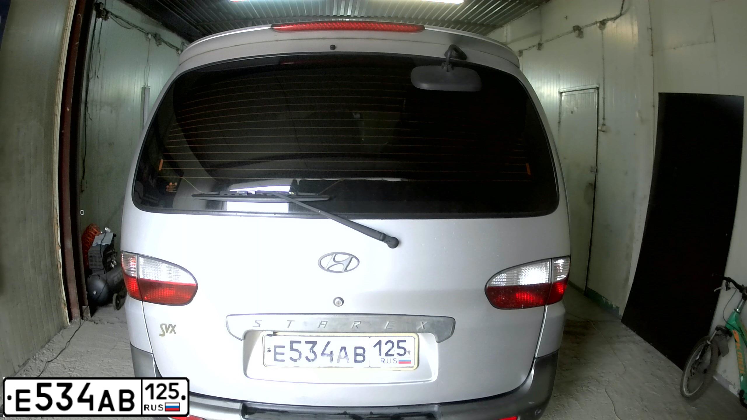 Фото автомобиля HYUNDAI H 1H 100STAREX, 2003 — госномер Е534АВ125. Цвет: СЕРЫЙ-ТЕМНО-СЕРЫЙ