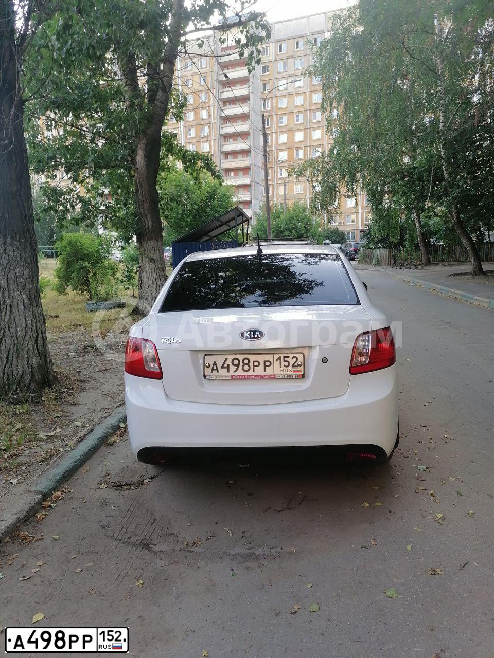 Фото автомобиля KIA RIO, 2010 — госномер А498РР152. Цвет: БЕЛЫЙ