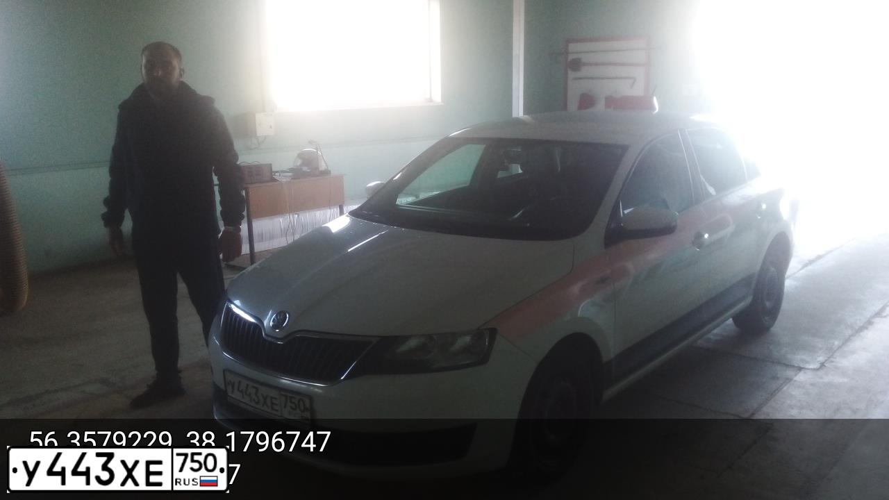 Фото автомобиля SKODA RAPID, 2019 — госномер Е140СР125. Цвет: БЕЛЫЙ-ЖЕЛТЫЙ-СЕРЫЙ