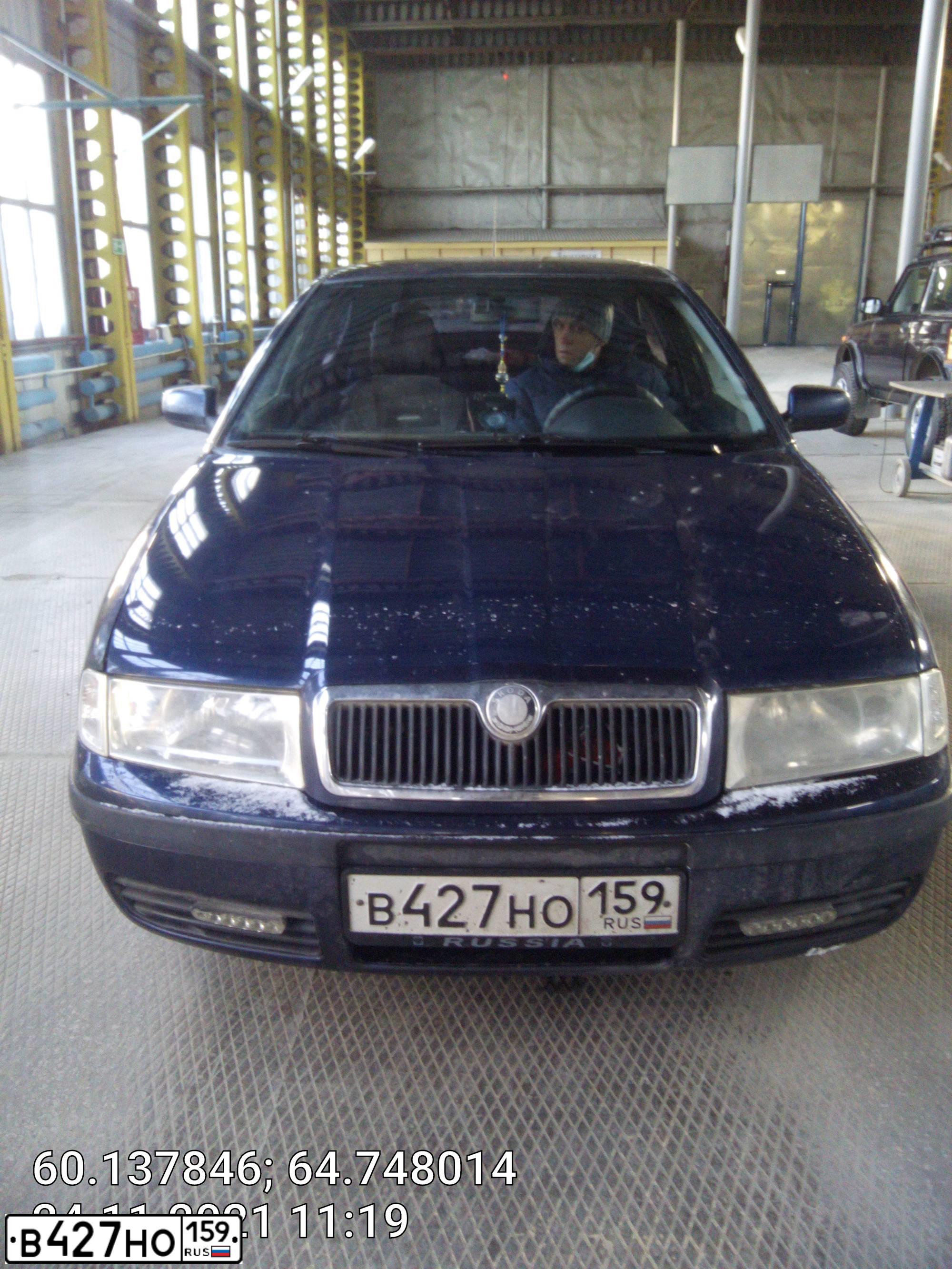 Фото автомобиля SKODA OCTAVIA, 2000 — госномер М652КС186. Цвет: синий
