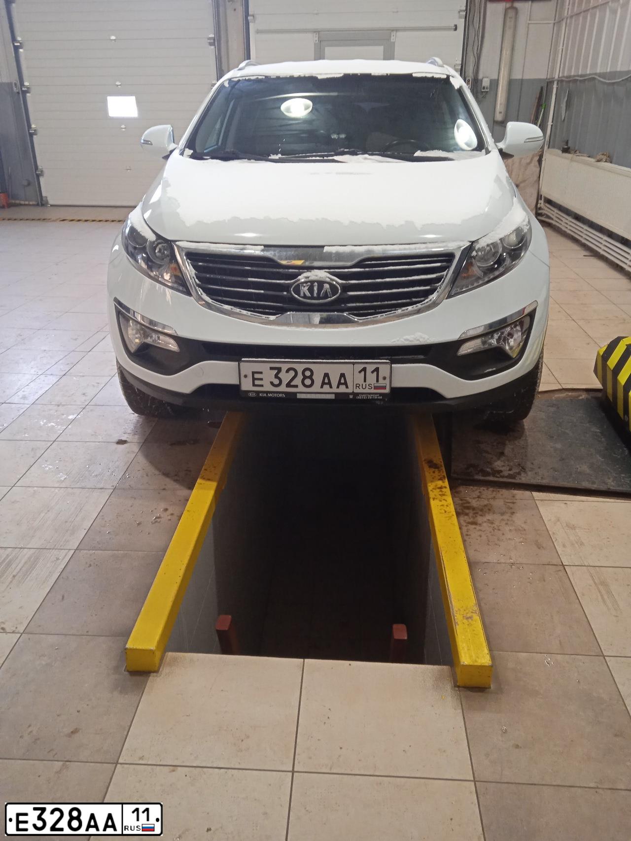Фото автомобиля KIA SPORTAGE, 2012 — госномер Р979РО11. Цвет: Белый