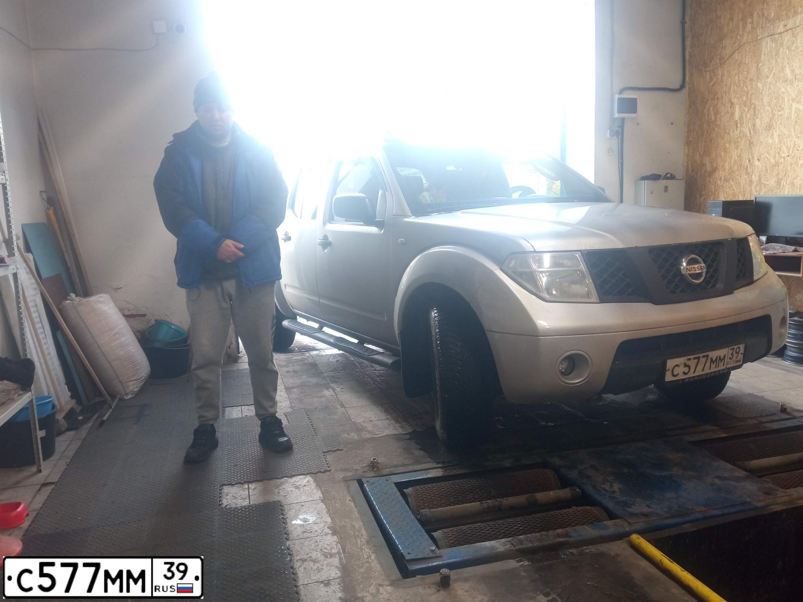 Фото автомобиля NISSAN NAVARA, 2005 — госномер С599УК39. Цвет: Серебристый