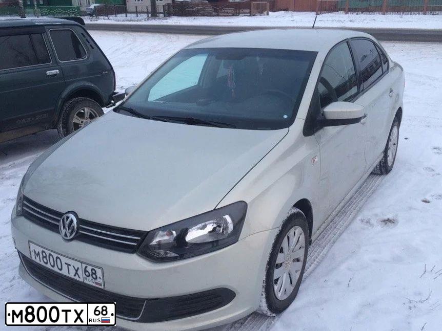 Фото автомобиля VOLKSWAGEN POLO, 2011 — госномер Е568МС08. Цвет: Серебристо-Желтый