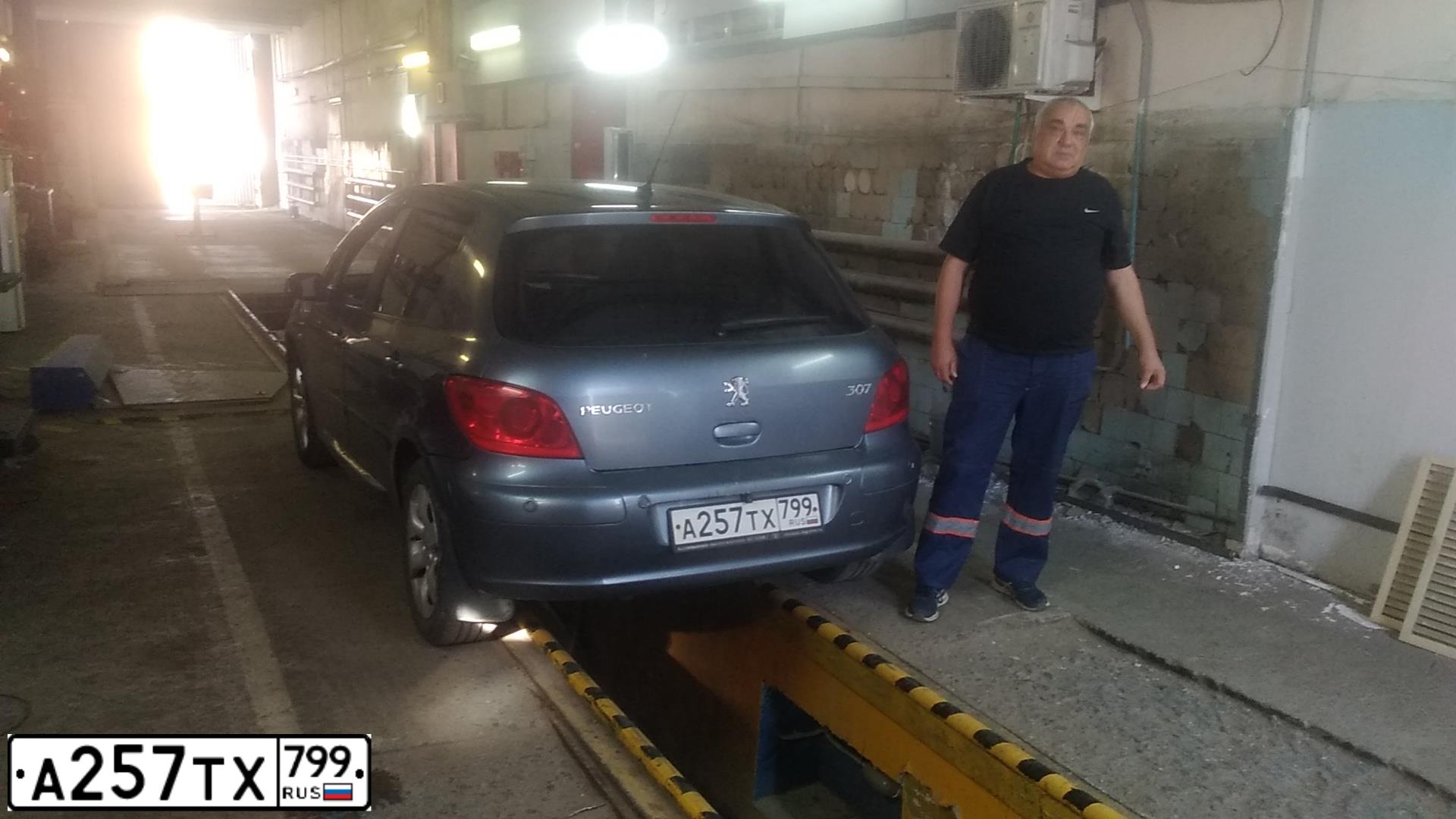 Фото автомобиля PEUGEOT 307, 2006 — госномер А257ТХ799. Цвет: Серый