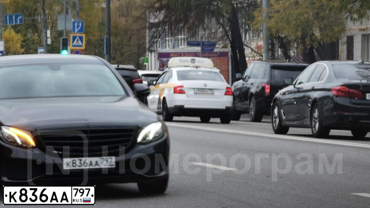 Фото автомобиля MERCEDES E-KLASSE, 2020 — госномер Е899ТО790. Цвет: ЧЕРНЫЙ