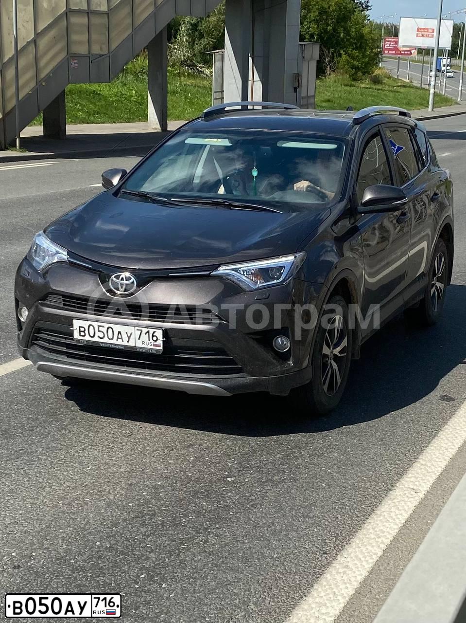 Фото автомобиля TOYOTA RAV4, 2018 — госномер В050АУ716. Цвет: Серо-коричневый металлик