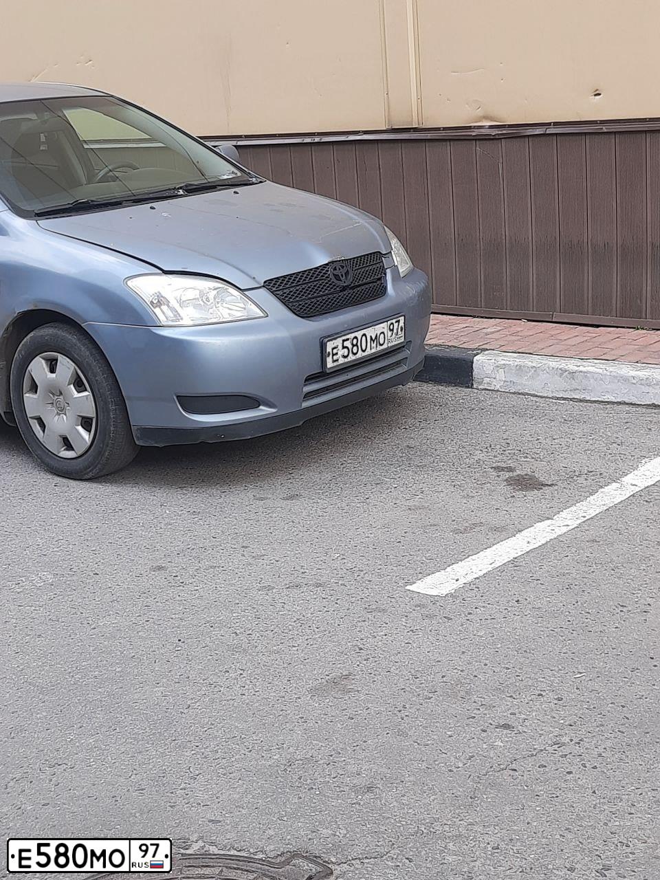 Фото автомобиля TOYOTA COROLLA, 2003 — госномер Е580МО97. Цвет: СЕРЫЙ