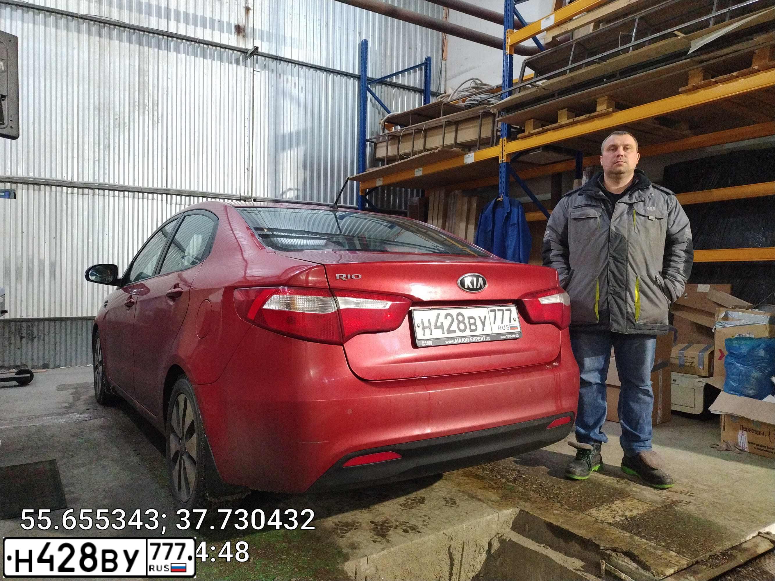 Фото автомобиля KIA RIO, 2014 — госномер Е713АС977. Цвет: КРАСНЫЙ