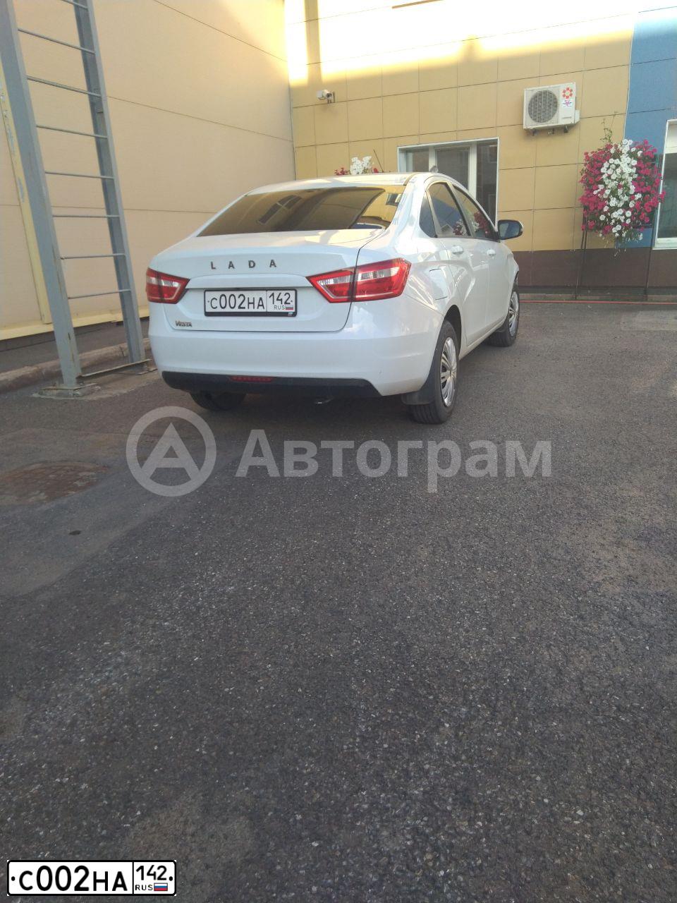 Фото автомобиля LADA VESTA, 2018 — госномер С002НА142. Цвет: Белый