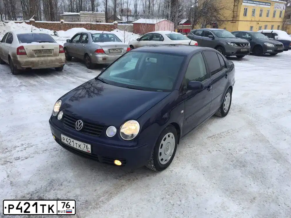 Фото автомобиля VOLKSWAGEN POLO, 2004 — госномер Н935ТО76. Цвет: синий