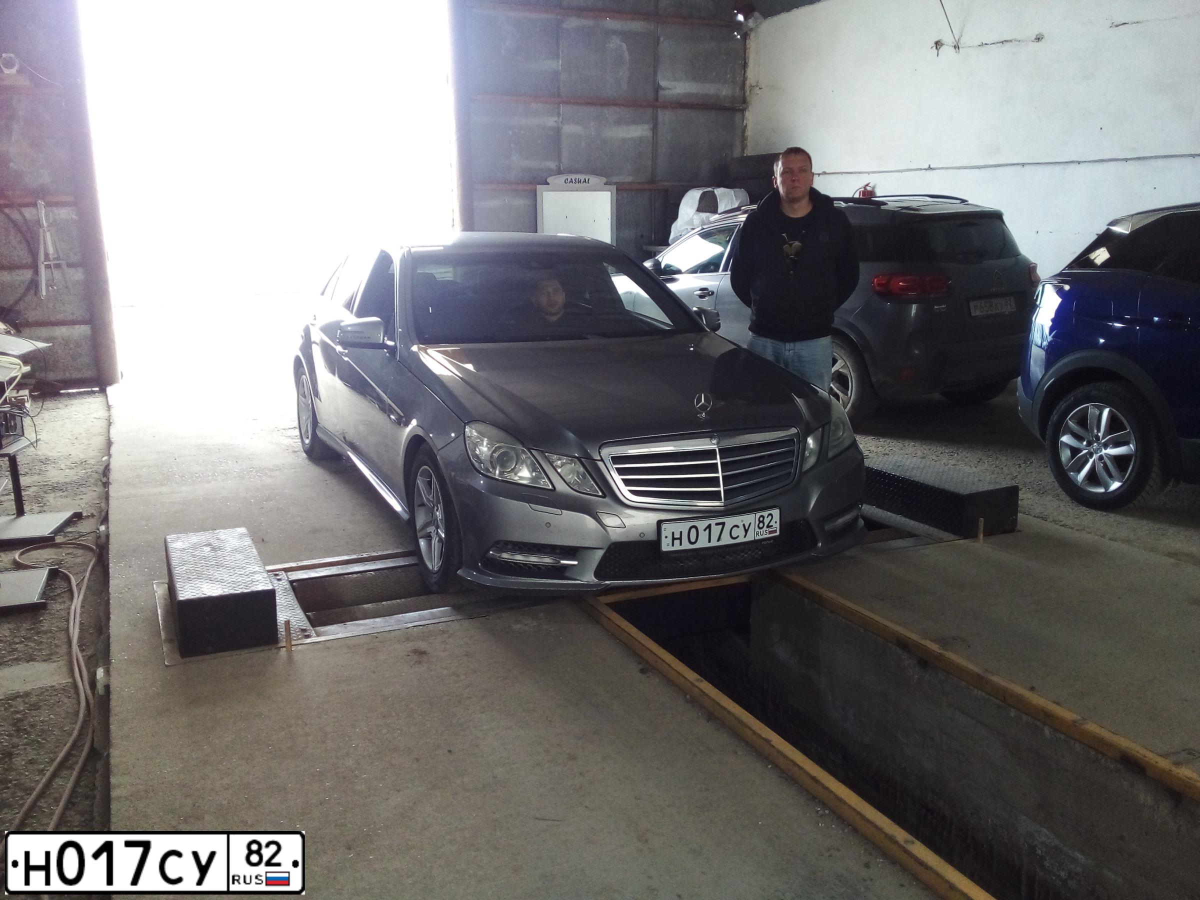 Фото автомобиля MERCEDES E-KLASSE, 2012 — госномер Н017СУ82. Цвет: СЕРЫЙ