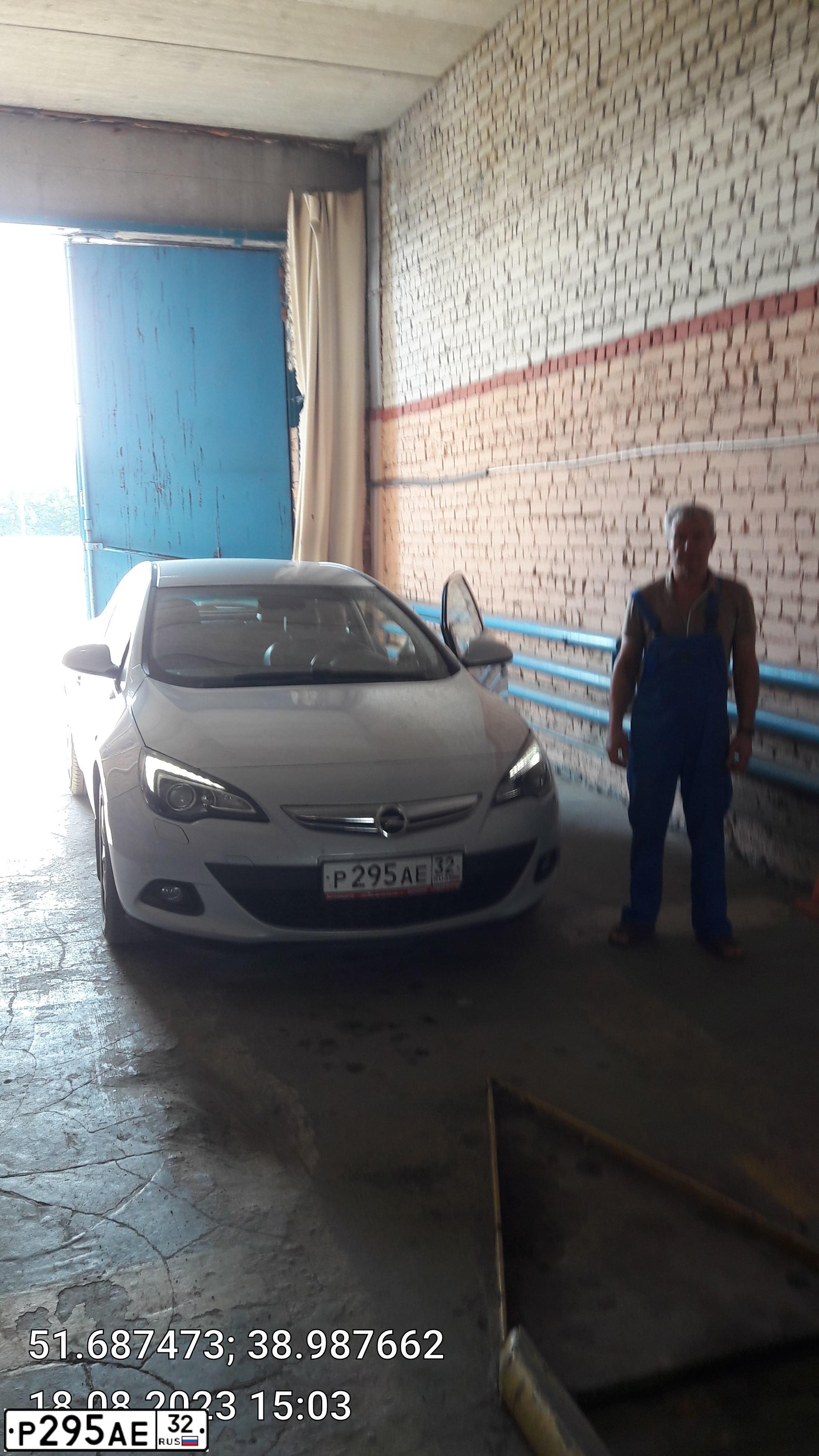 Фото автомобиля OPEL ASTRA, 2012 — госномер В218МР136. Цвет: Белый