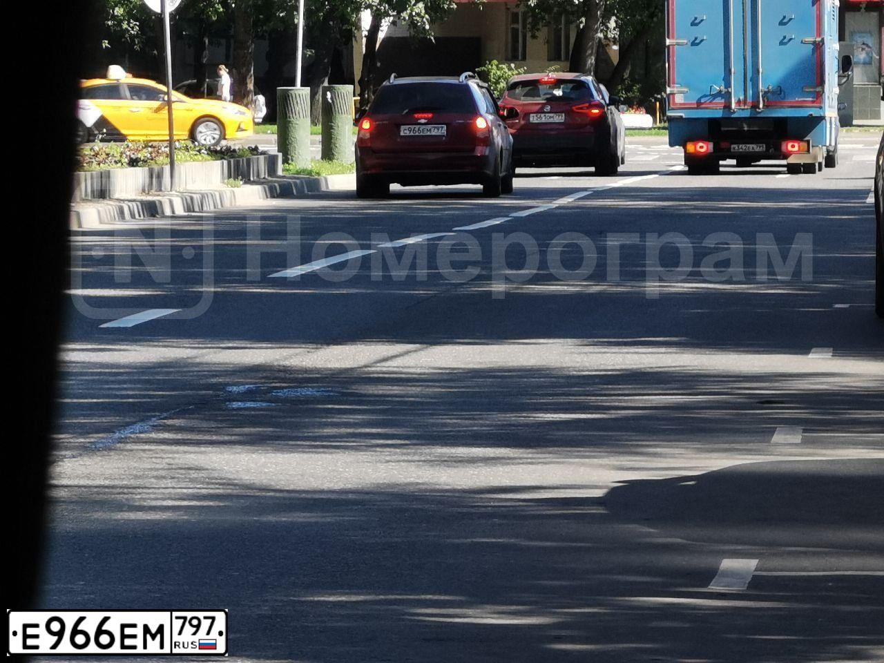 Фото автомобиля VOLKSWAGEN MULTIVAN 7НС, 2021 — госномер Е966ЕМ797. Цвет: ТЕМНО-СЕРЫЙ