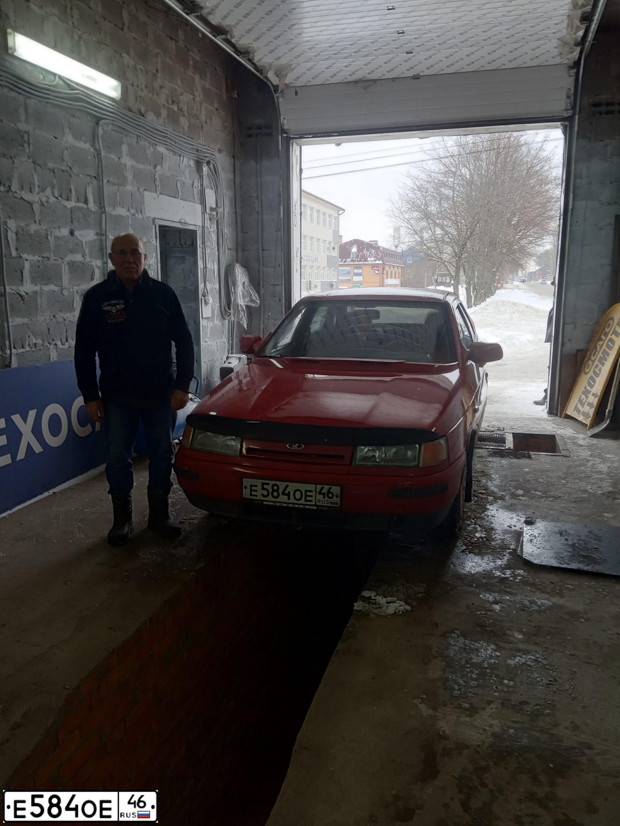 Фото автомобиля LADA 2110, 1998 — госномер Е584ОЕ46. Цвет: Красный