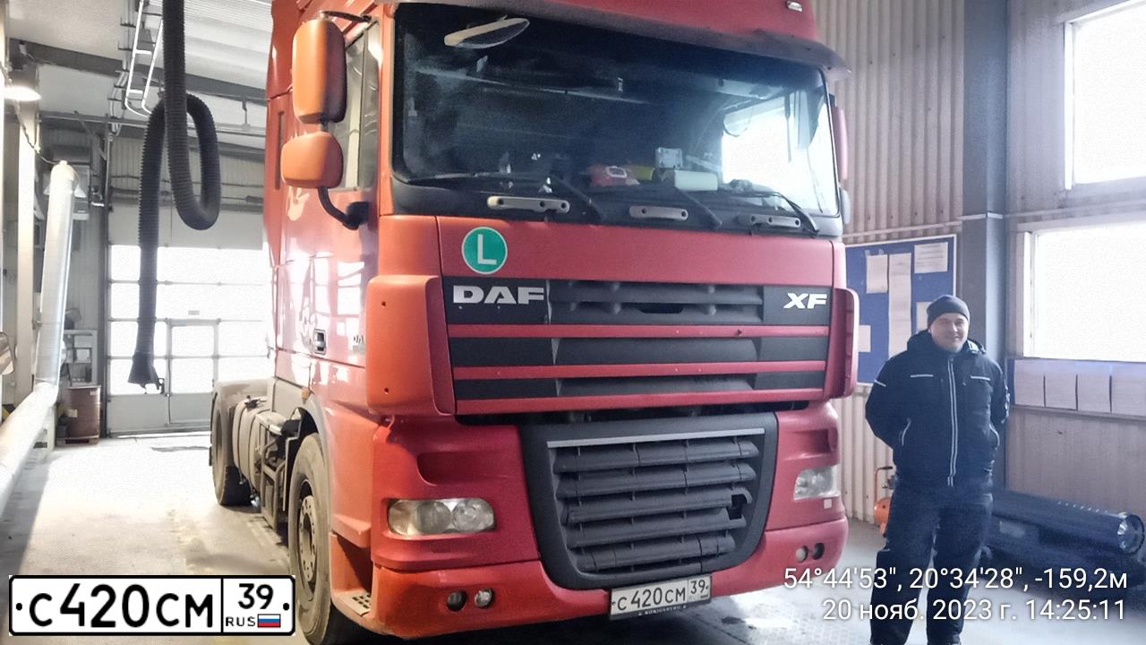 Фото автомобиля DAF F XF 105 FT 4X2, 2007 — госномер С420СМ39. Цвет: Красный