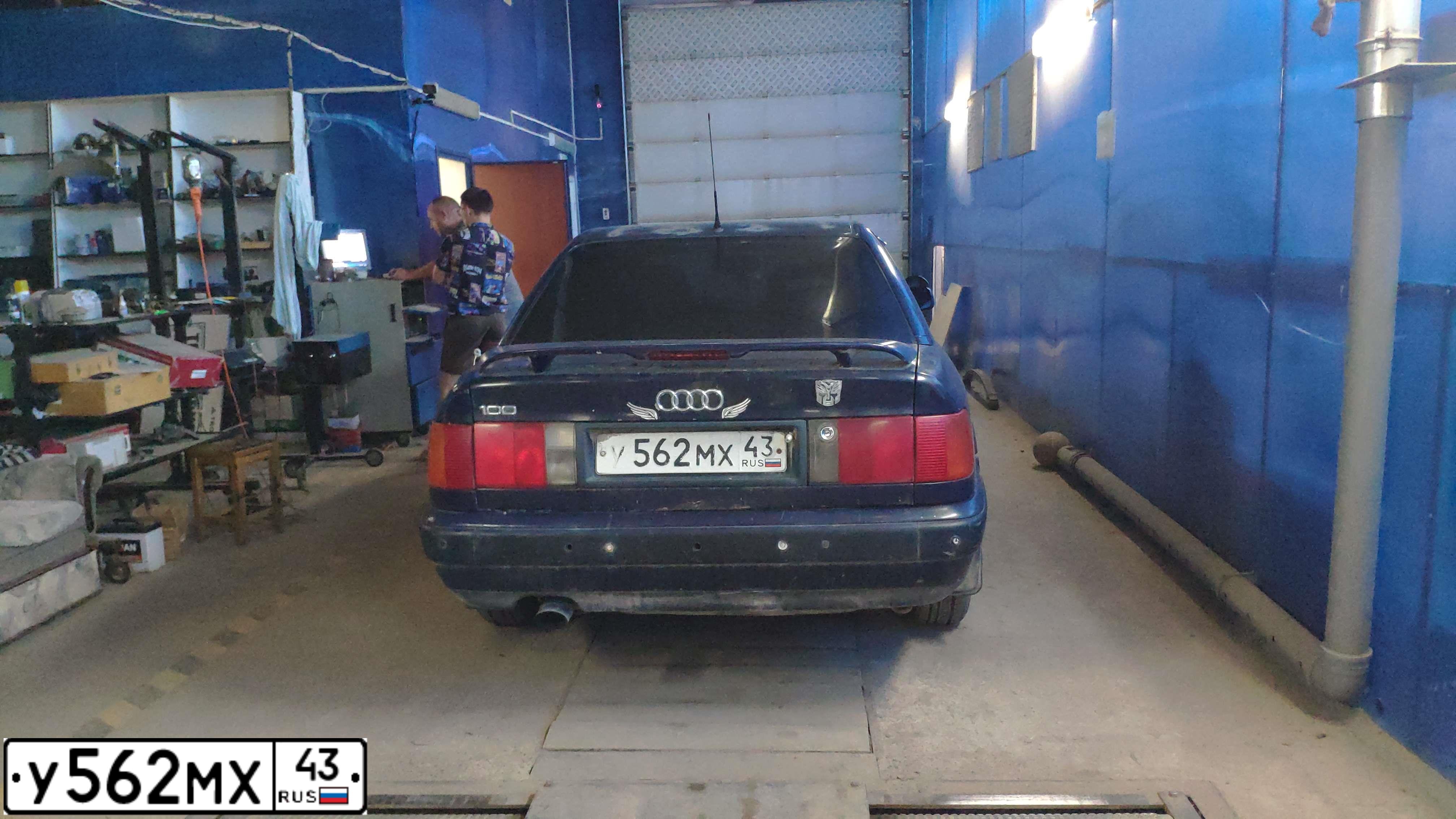 Фото автомобиля AUDI 100, 1992 — госномер У562МХ43. Цвет: СИНИЙ