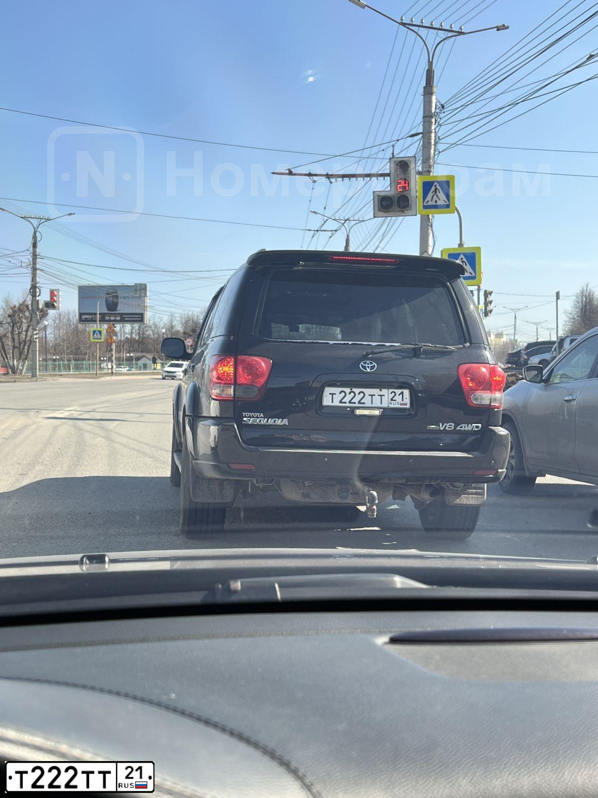 Фото автомобиля TOYOTA SEQUOIA, 2005 — госномер Т222ВВ21. Цвет: ЧЕРНЫЙ
