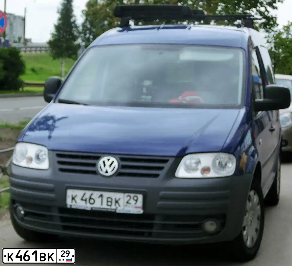 Фото автомобиля VOLKSWAGEN CADDY, 2010 — госномер М742МВ29. Цвет: СИНИЙ