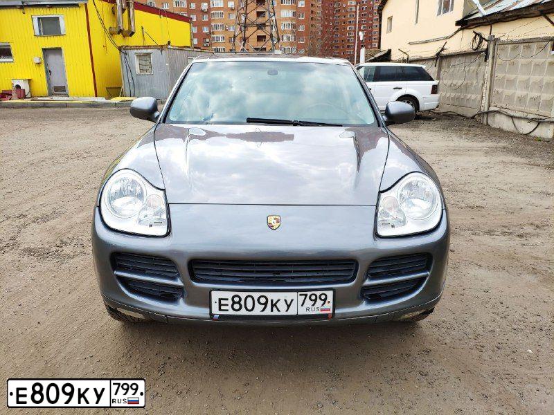 Фото автомобиля PORSCHE CAYENNE, 2004 — госномер У323ОН799. Цвет: СЕРЫЙ
