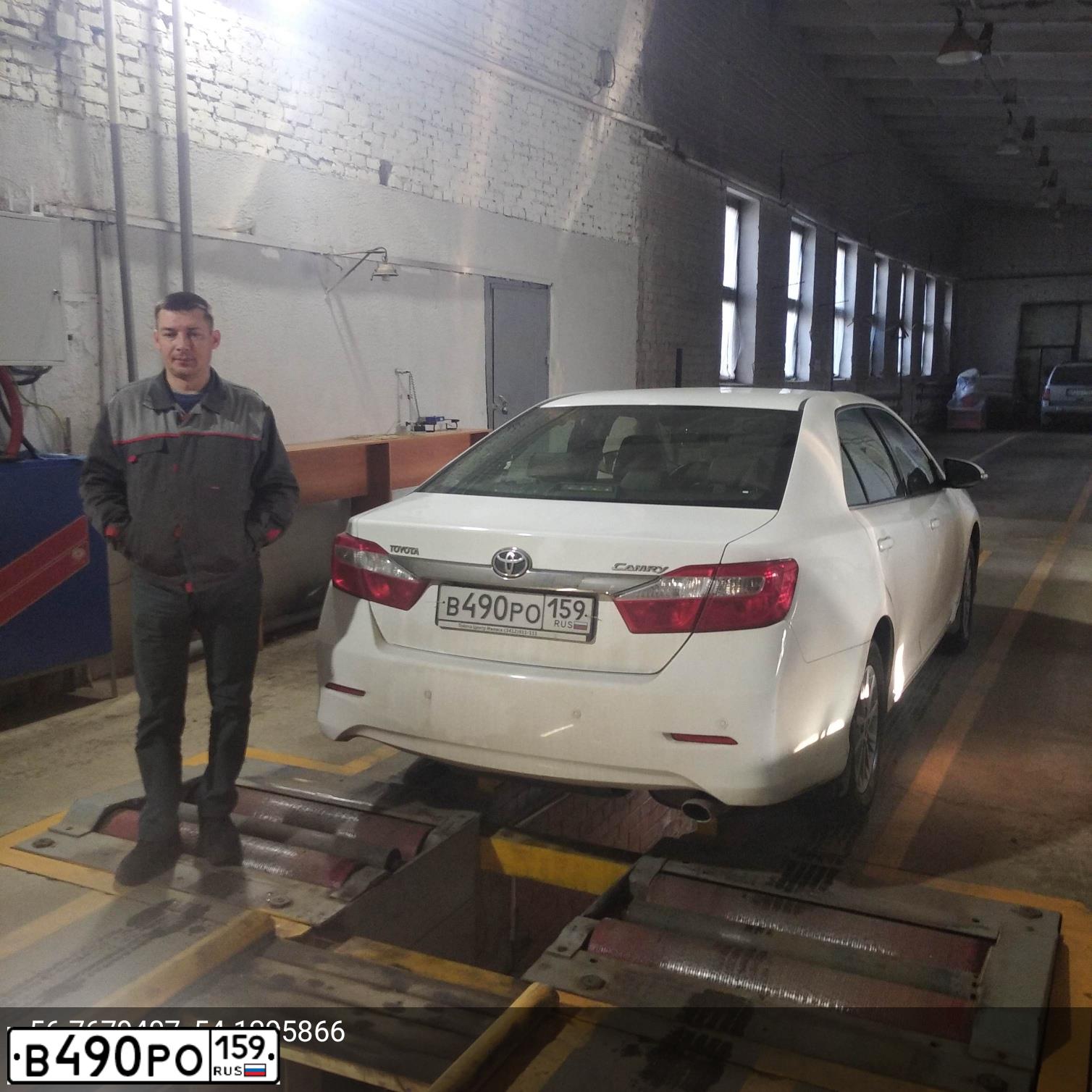 Фото автомобиля TOYOTA CAMRY, 2012 — госномер Р159ЕР159. Цвет: Белый