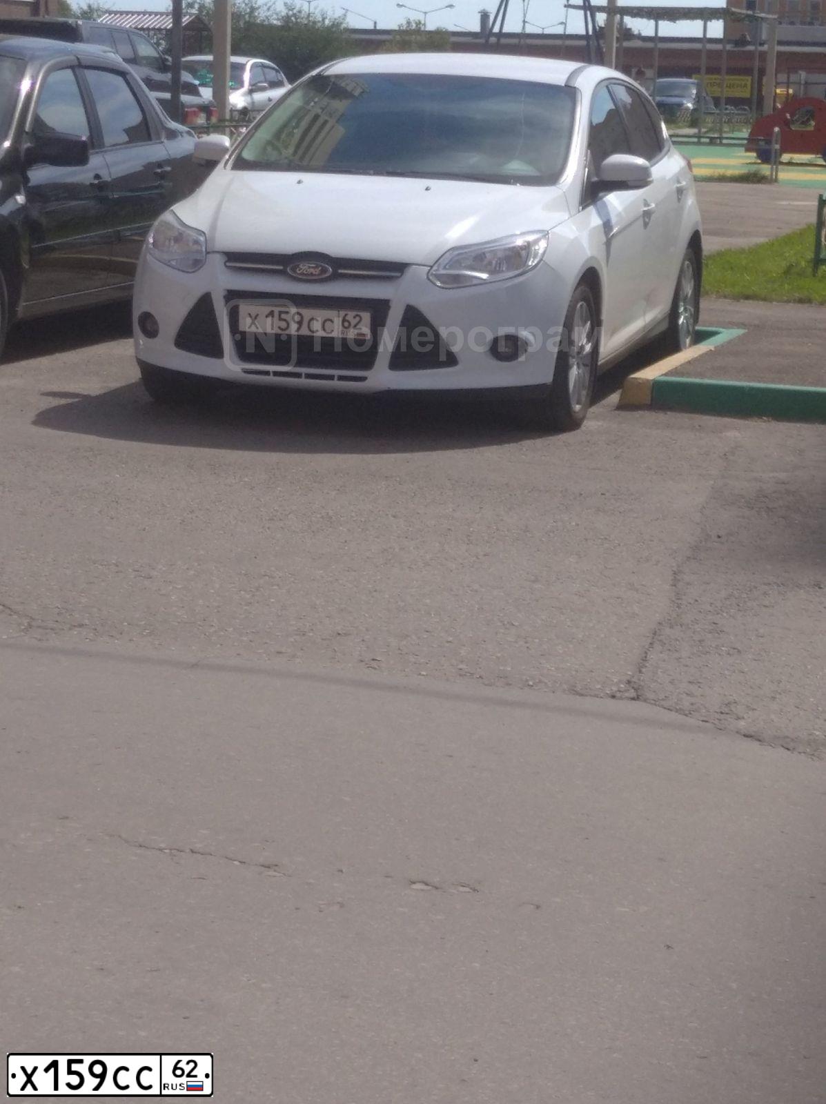 Фото автомобиля FORD FOCUS, 2013 — госномер Х159СС62. Цвет: Белый