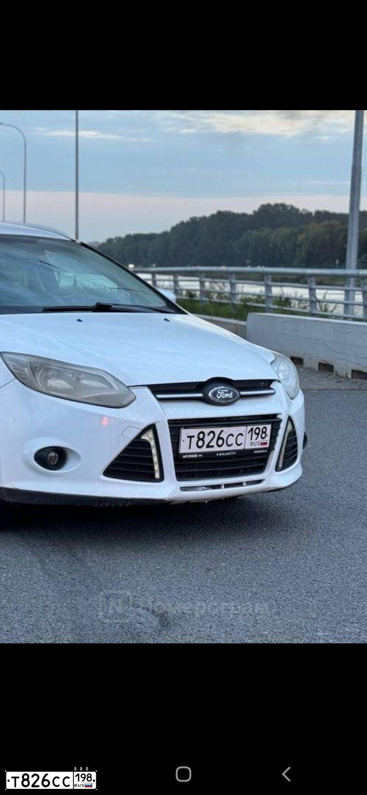 Фото автомобиля FORD FOCUS, 2012 — госномер Т826СС198. Цвет: Белый