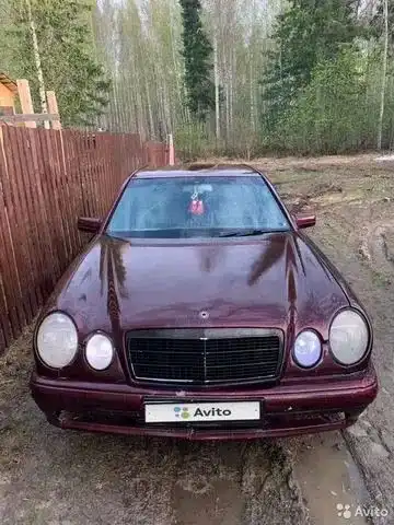 Фото автомобиля MERCEDES E-KLASSE, 1997 — госномер Е592УУ186. Цвет: КРАСНЫЙ (БОРДОВЫЙ)