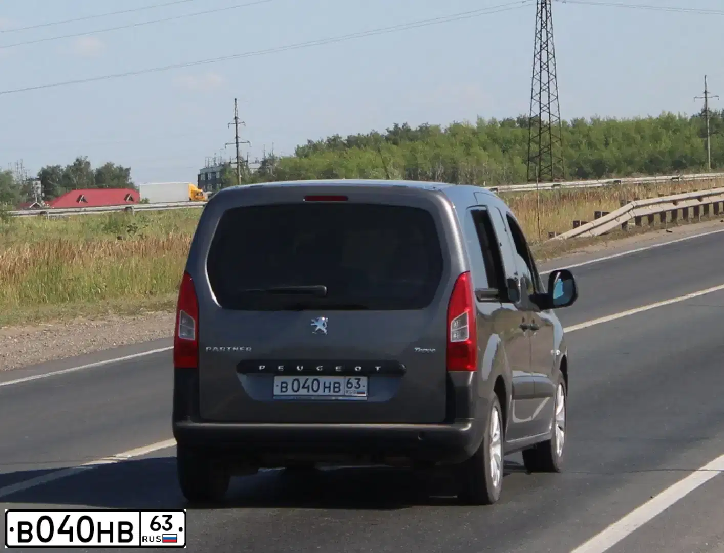 Фото автомобиля RENAULT ARKANA, 2021 — госномер В040НВ63. Цвет: Коричневый