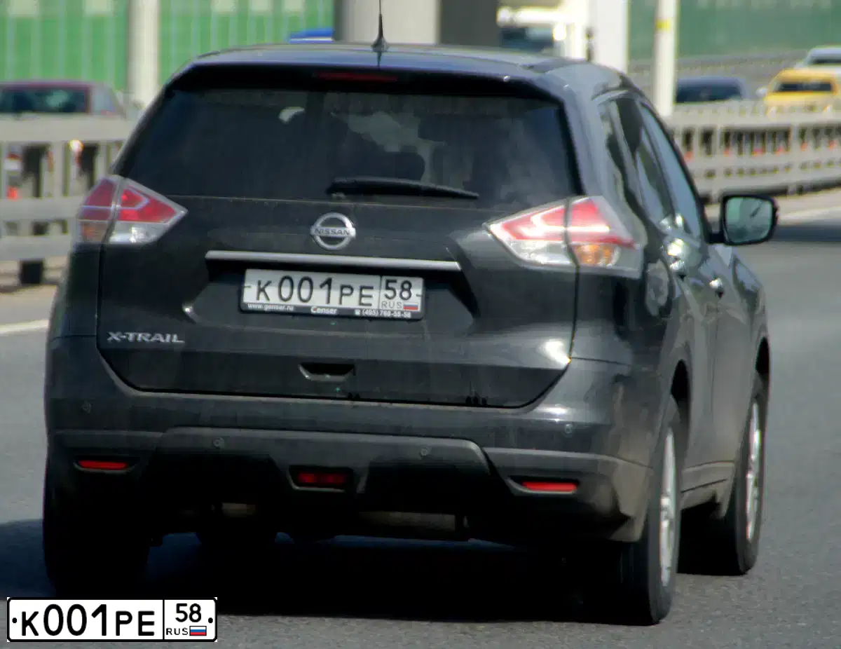 Фото автомобиля NISSAN X-TRAIL, 2015 — госномер К001РЕ58. Цвет: ЧЕРНЫЙ