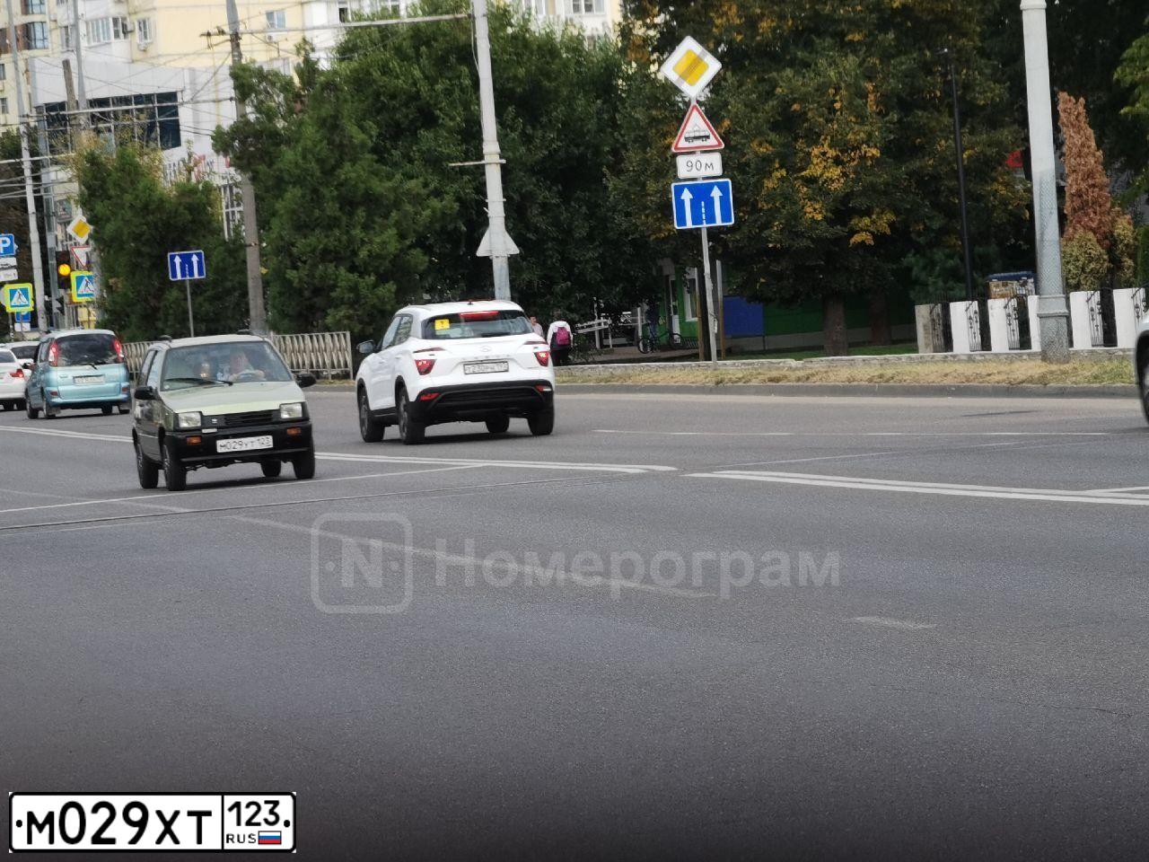 Фото автомобиля AUDI Q8, 2019 — госномер К006ОА154. Цвет: ТЕМНО-СЕРЫЙ
