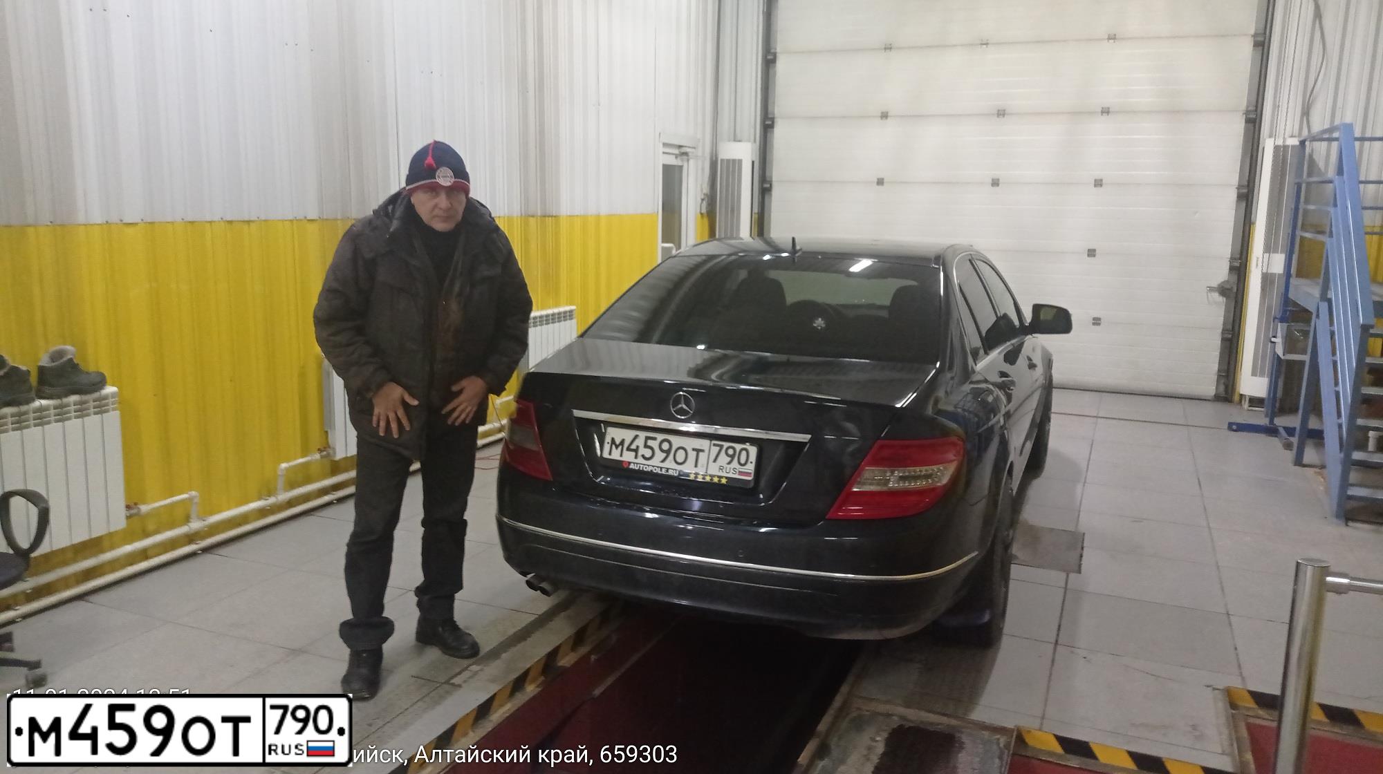 Фото автомобиля MERCEDES C-KLASSE, 2008 — госномер Р426КО199. Цвет: ЧЕРНЫЙ