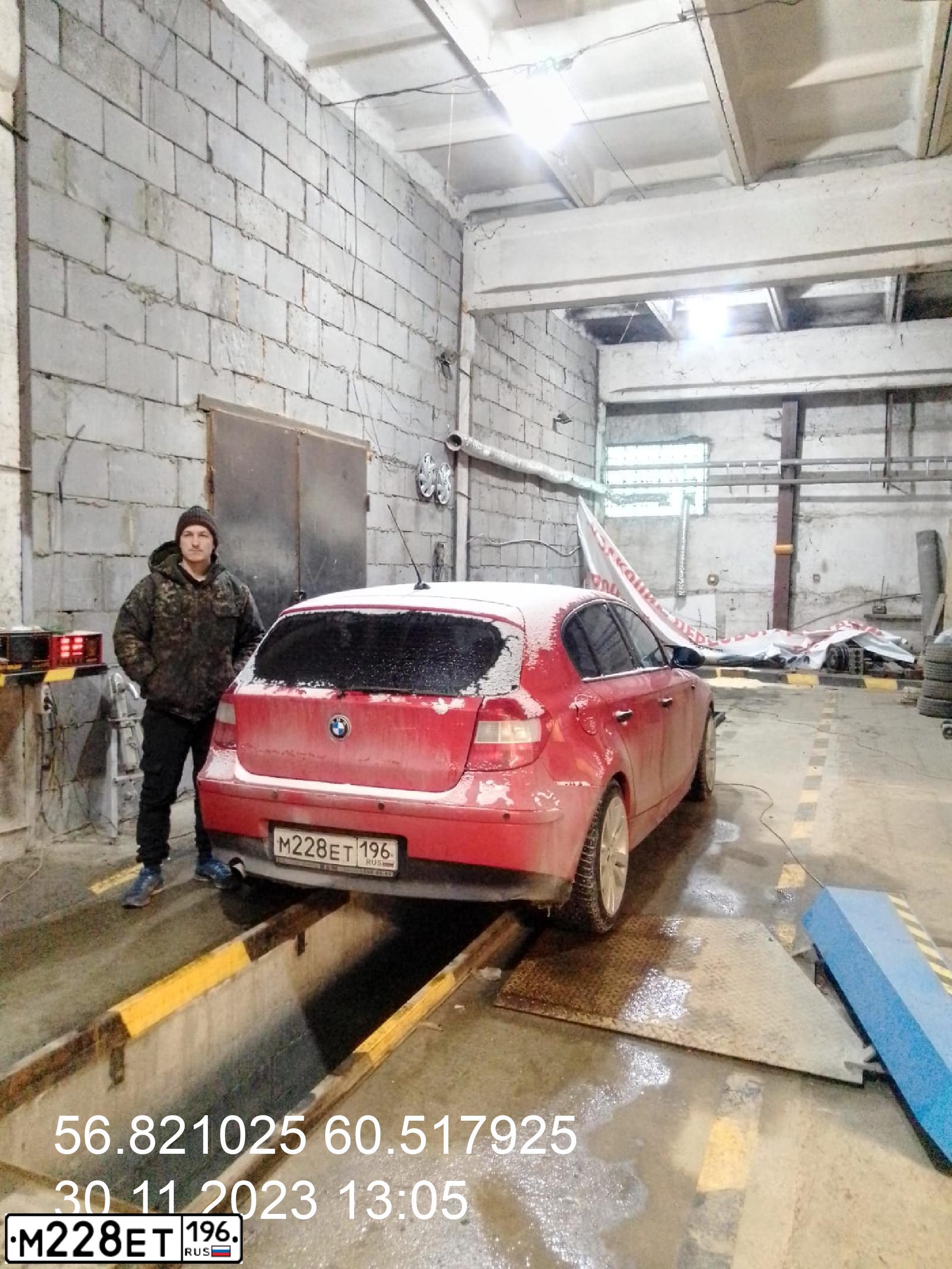 Фото автомобиля BMW SERIE 1, 2004 — госномер М228ЕТ196. Цвет: Красный