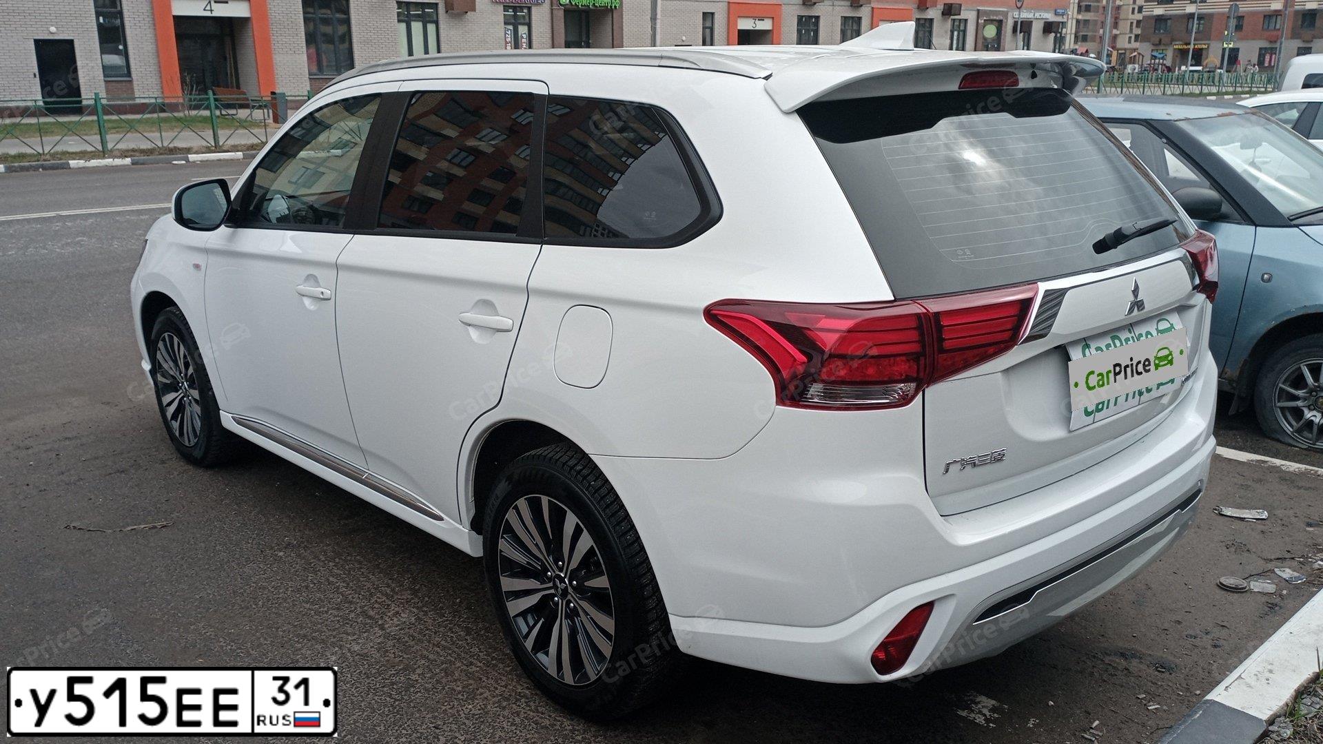 Фото автомобиля MITSUBISHI OUTLANDER, 2022 — госномер У725КС31. Цвет: Белый