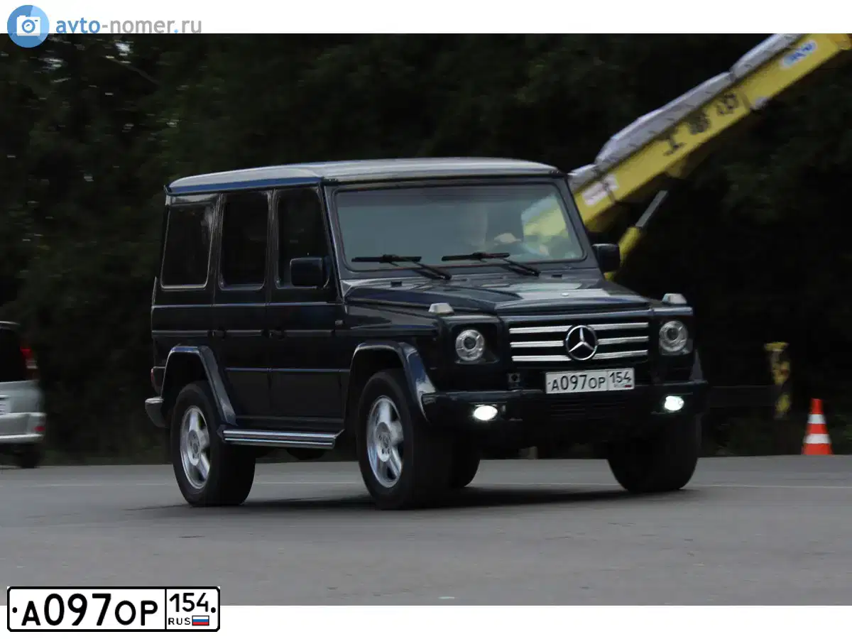 Фото автомобиля MERCEDES G-KLASSE, 1997 — госномер Е500ОХ154. Цвет: ЧЕРНО-СИНИЙ