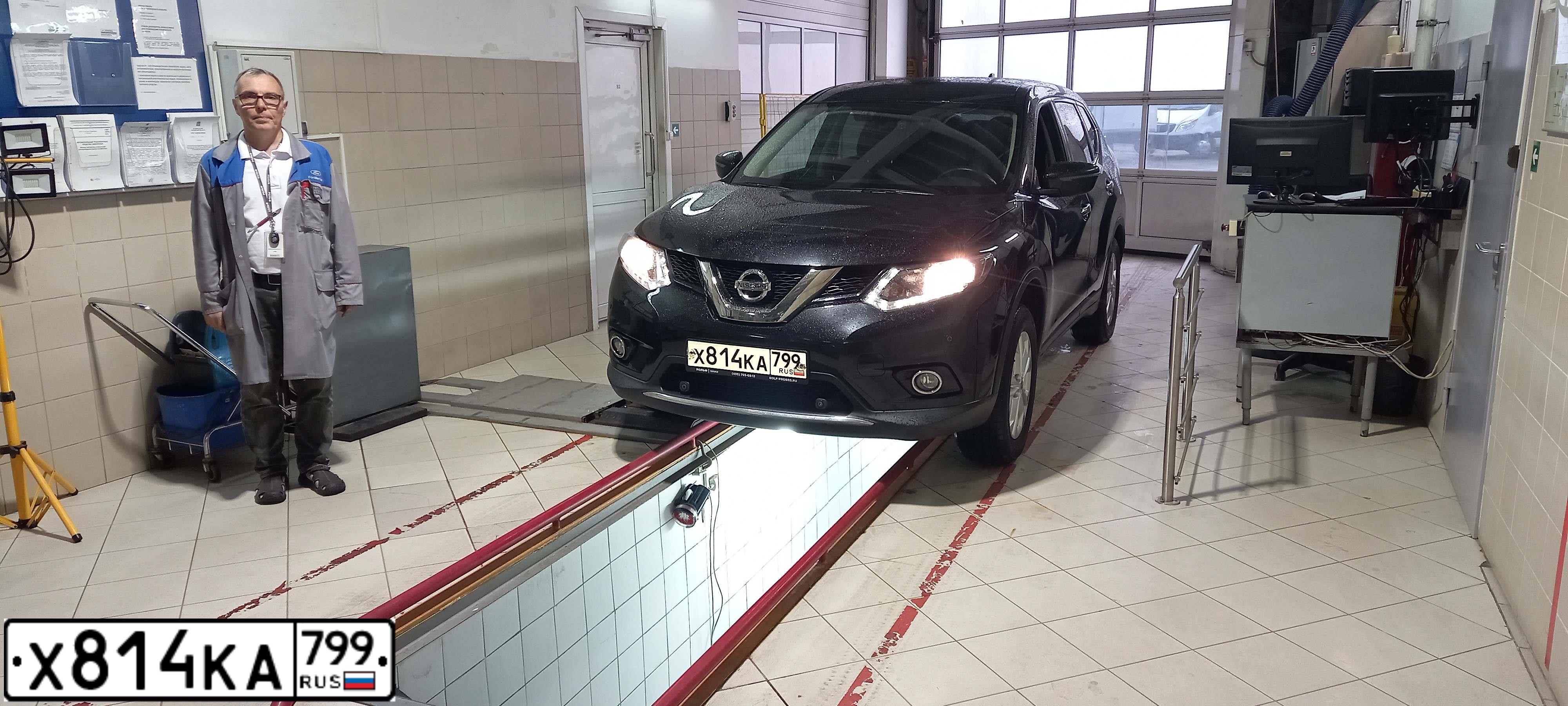 Фото автомобиля NISSAN X-TRAIL, 2018 — госномер Р582КМ62. Цвет: ЧЕРНЫЙ