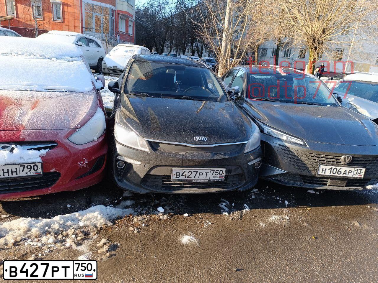 Фото автомобиля KIA RIO, 2017 — госномер В427РТ750. Цвет: ЧЕРНЫЙ