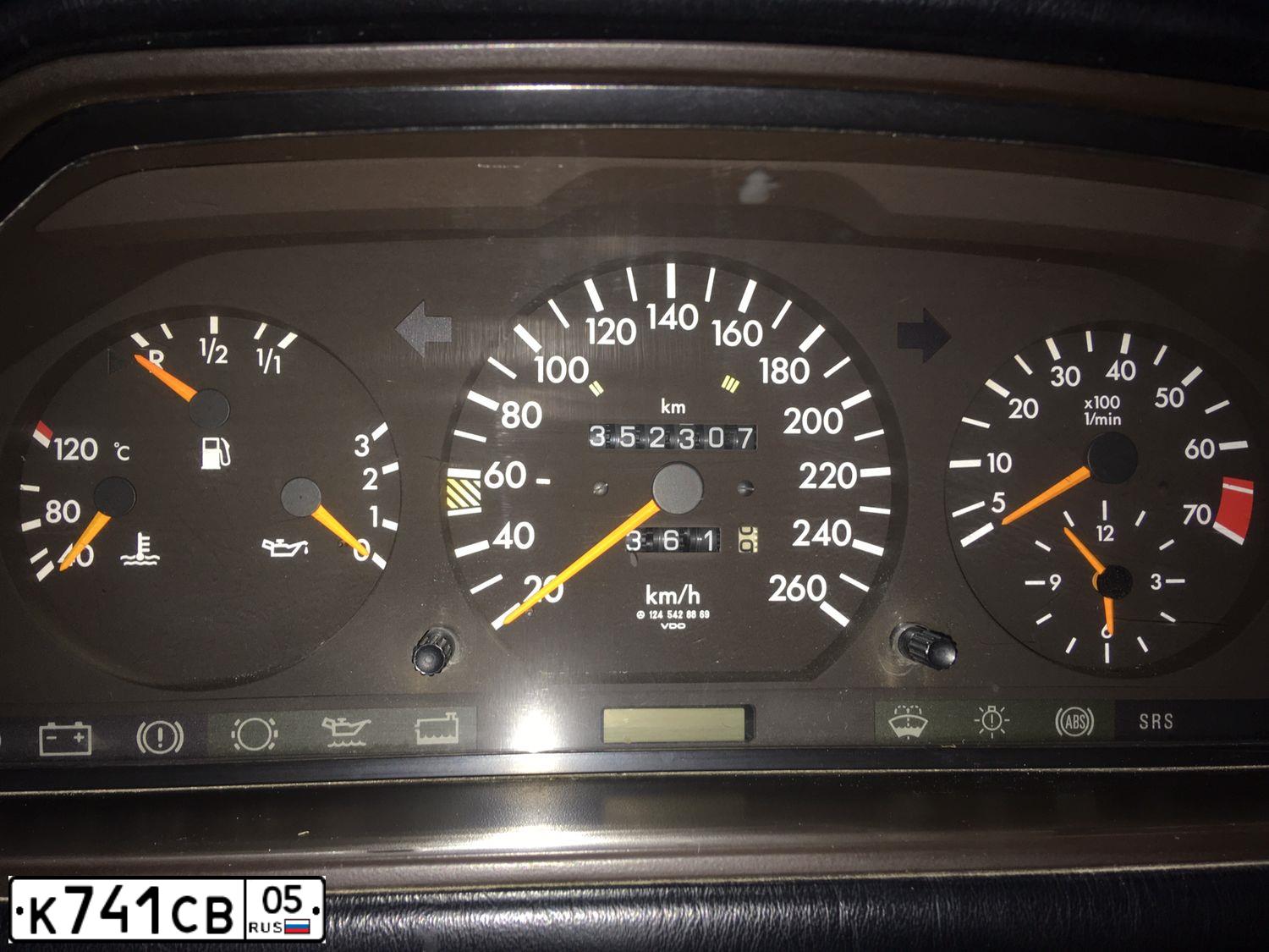Фото автомобиля MERCEDES E-KLASSE, 1995 — госномер К741СВ05. Цвет: СЕРЕБРИСТЫЙ