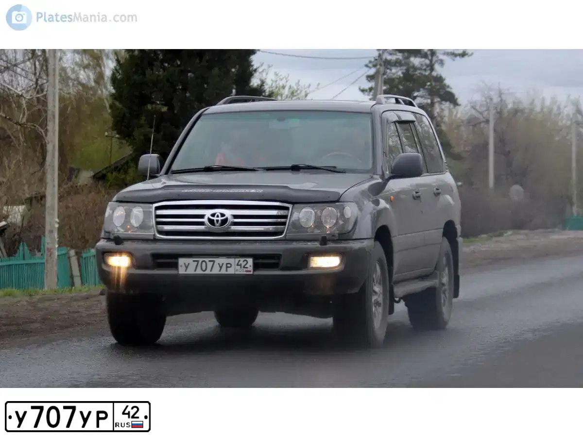 Фото автомобиля TOYOTA LANDCRUISER, 2007 — госномер У707УР42. Цвет: ТЕМНО СЕРЫЙ