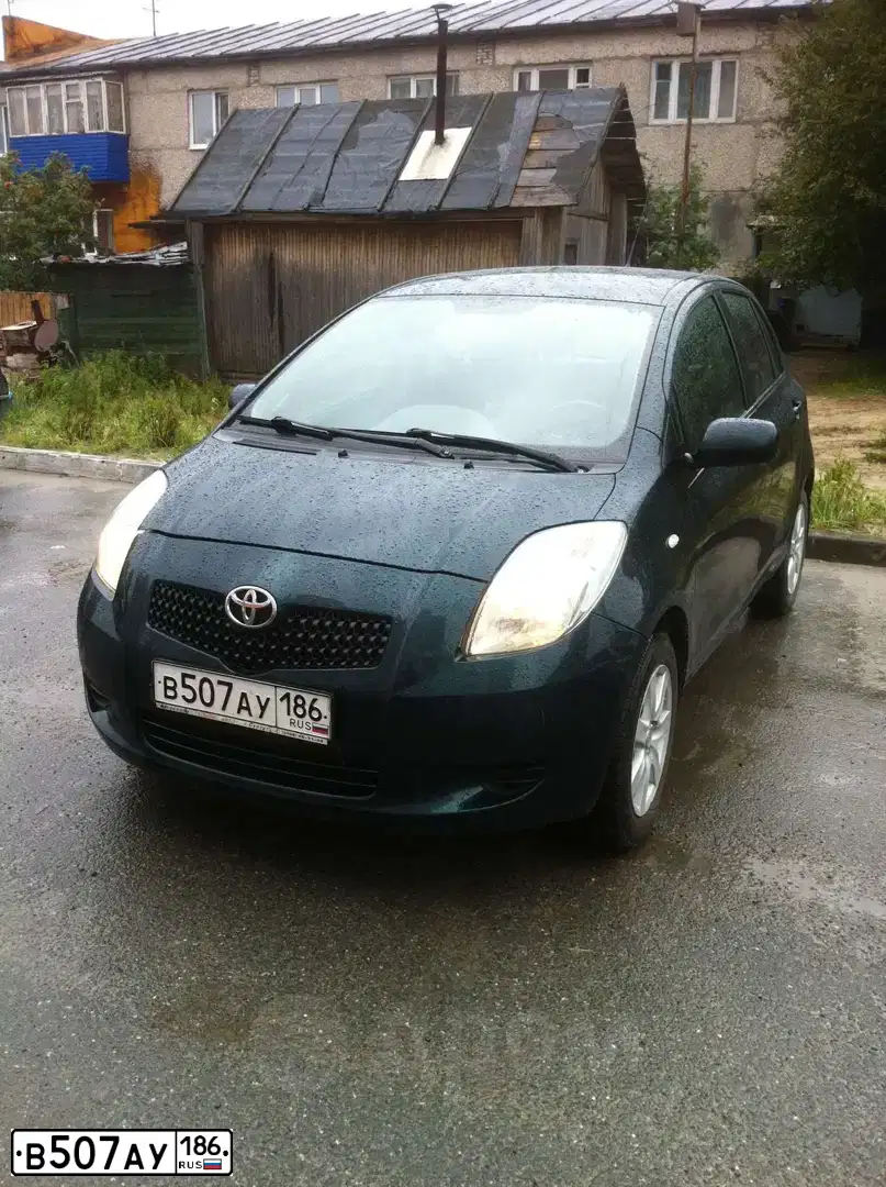 Фото автомобиля TOYOTA YARIS, 2006 — госномер В507АУ186. Цвет: ТЕМНО-ЗЕЛЕНЫЙ