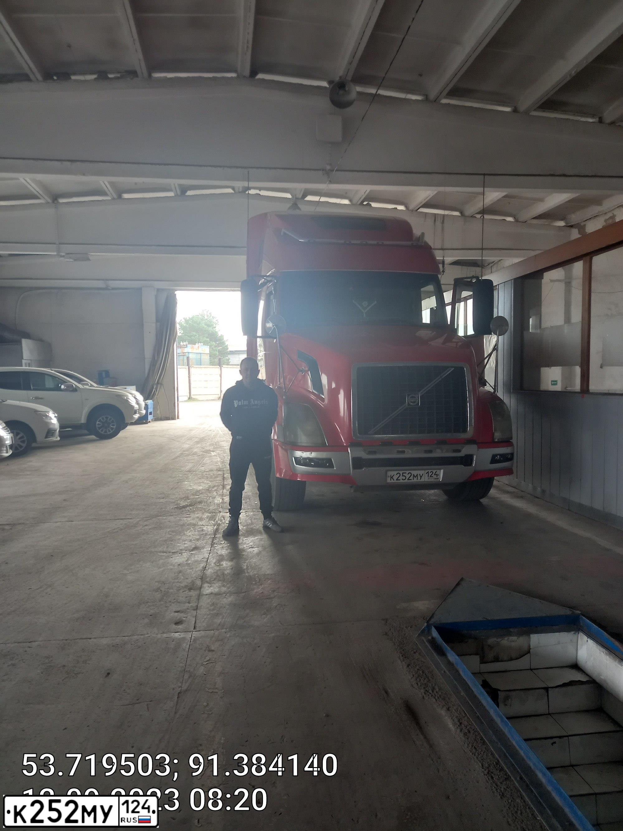 Фото автомобиля VOLVO SERIE VNL /6X4/, 2004 — госномер Р393ЕК19. Цвет: Красный