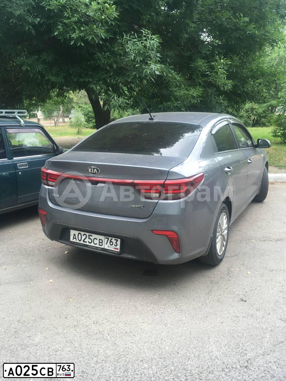 Фото автомобиля KIA RIO, 2018 — госномер А025СВ763. Цвет: Серый