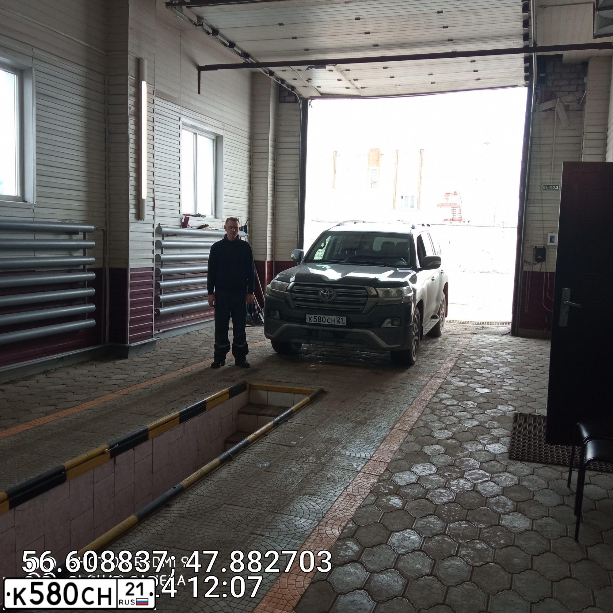 Фото автомобиля TOYOTA LANDCRUISER 200, 2018 — госномер К580СН21. Цвет: ЧЕРНЫЙ
