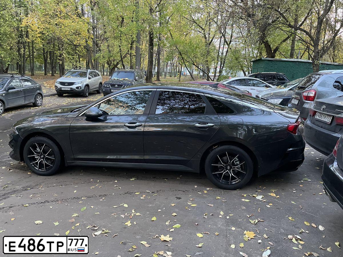 Фото автомобиля TOYOTA CAMRY, 2016 — госномер Е486ТР777. Цвет: ЧЕРНЫЙ МЕТАЛИК