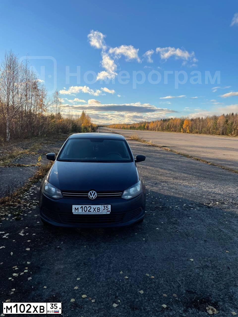 Фото автомобиля VOLKSWAGEN POLO, 2013 — госномер М102ХВ35. Цвет: Темно-синий