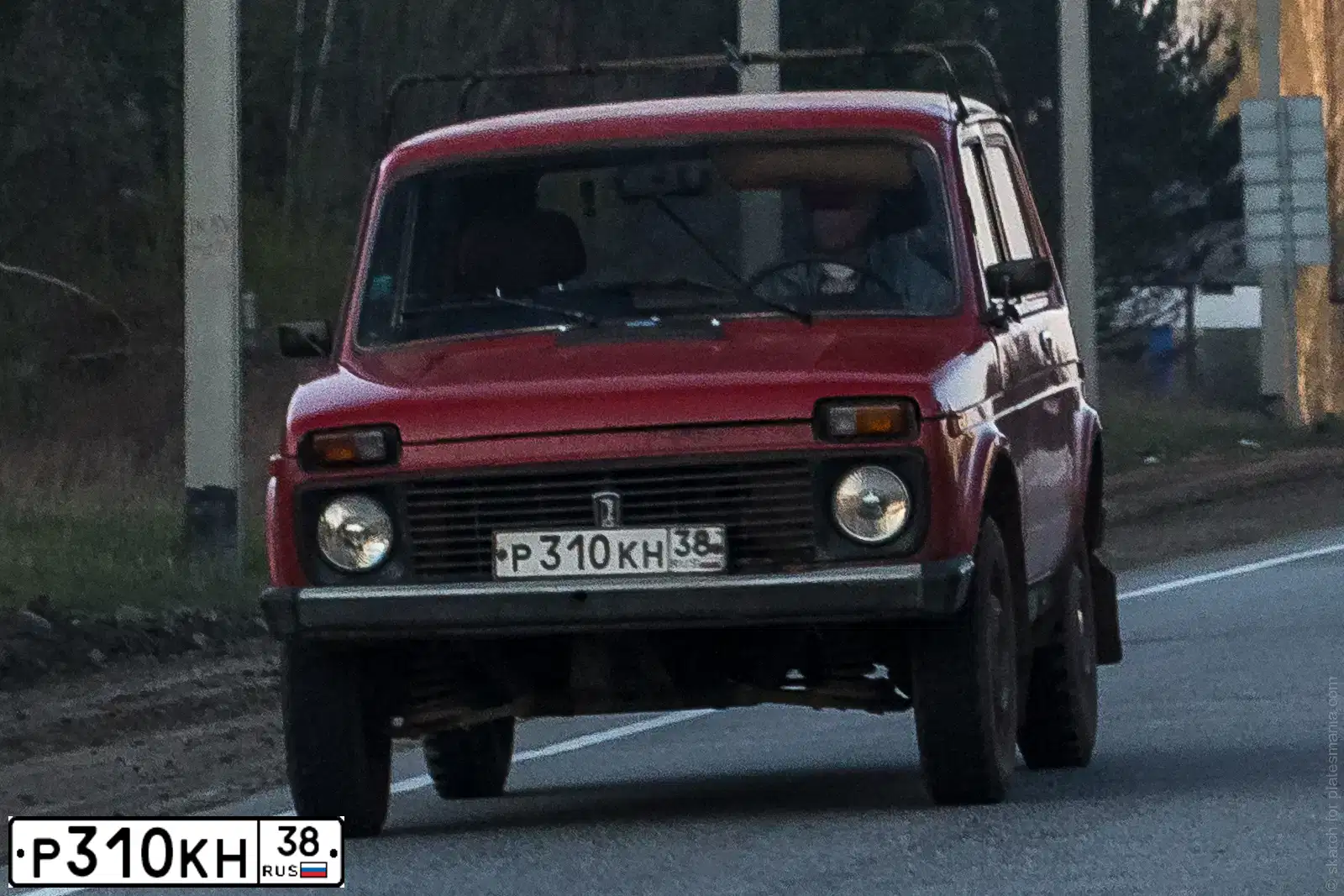 Фото автомобиля LADA 2121 NIVA, 1993 — госномер Р310КН38. Цвет: КРАСНЫЙ